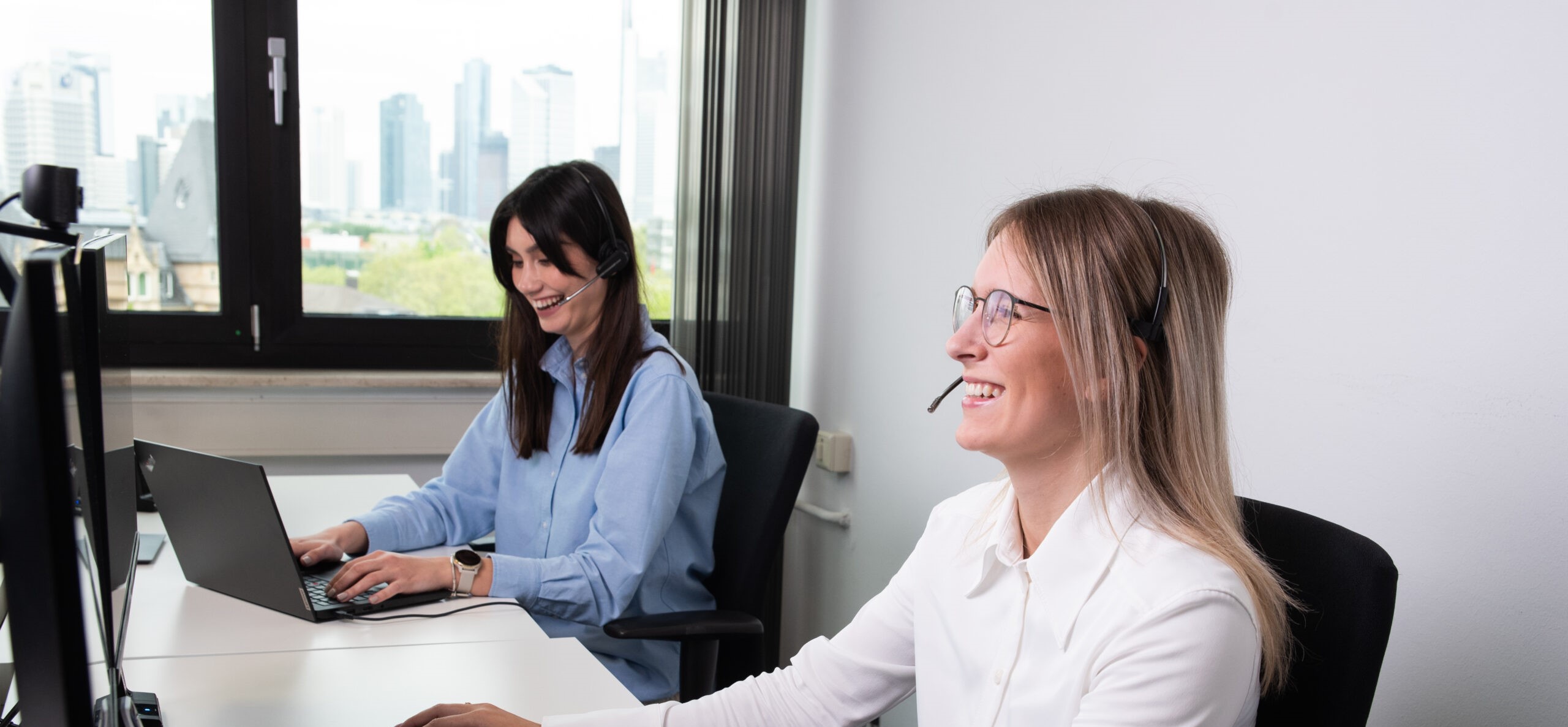 2 Kolleginnen am Arbeitsplatz